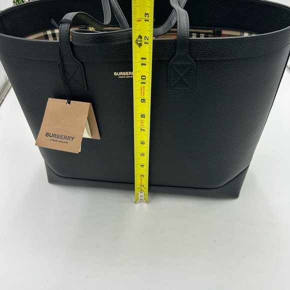 Women’s Burberry pebble grain, leather check lined , large shopping tote - Picture 12 of 14